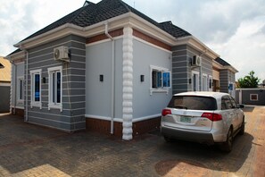 Exterior - Luxury 2 Bedroom Bungalow with 24 hours Electricity/AC in Akobo Ibadan (Iyana Church Road, Akobo)