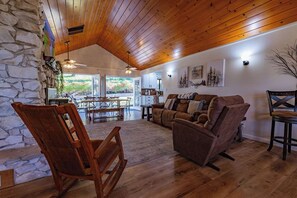 TV, fireplace, ping pong - Kindred Spirits Lodge near Yosemite & Bass Lake (Oakhurst)