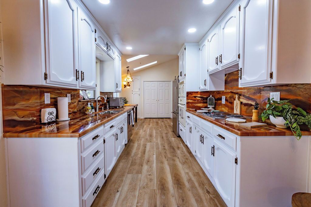 Réfrigérateur, four à micro-ondes, un four, surface de cuisson