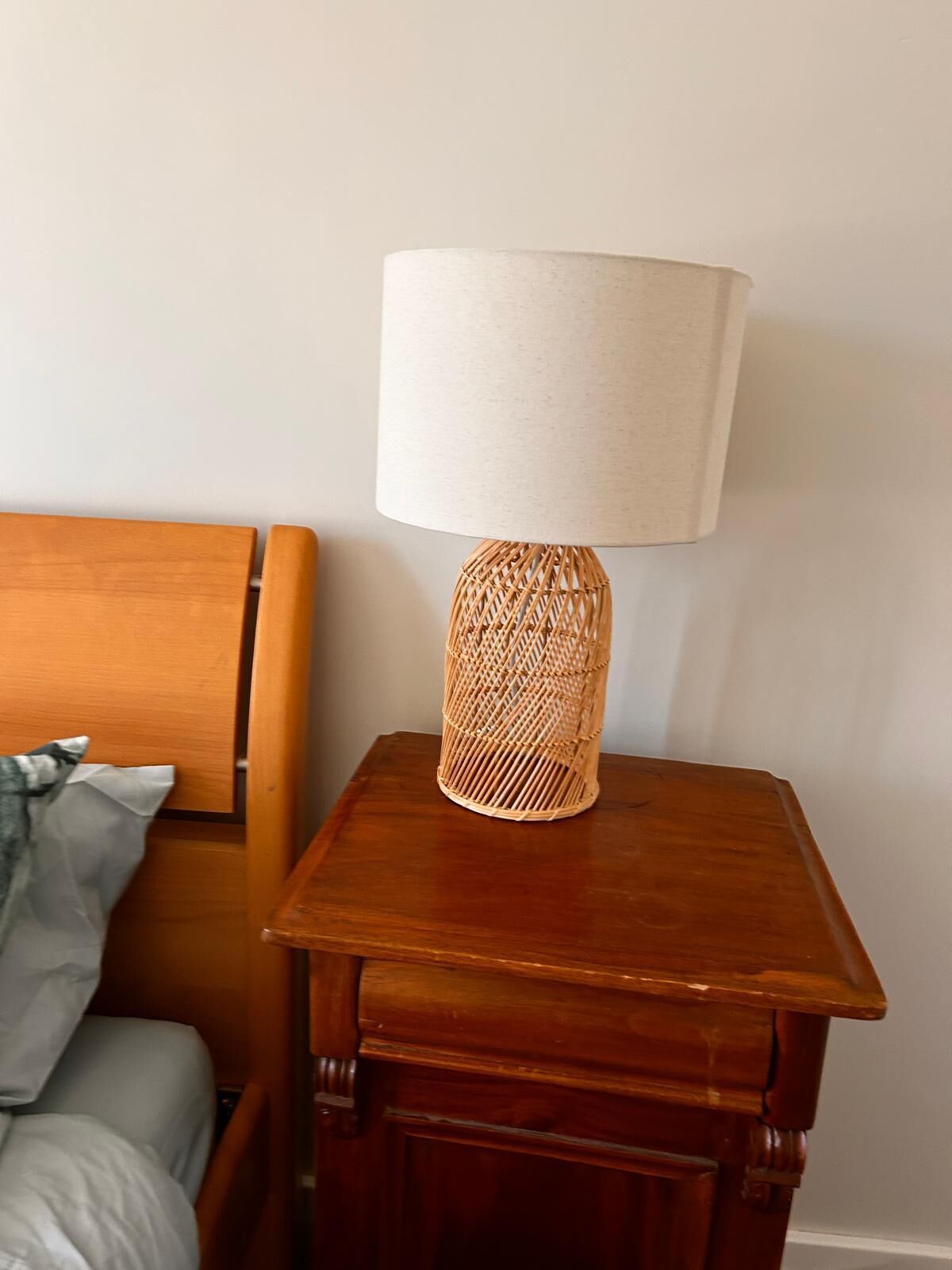 Een strijkplank/strijkijzer, beddengoed