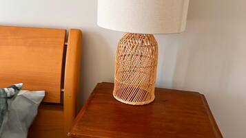 Een strijkplank/strijkijzer, beddengoed