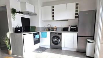 Réfrigérateur, micro-ondes, four, plaque de cuisson