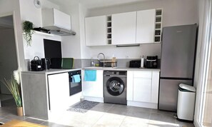 Frigorífico, microondas, horno y placa de cocina