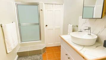 Apartment, 1 Bedroom, Smoking | Bathroom
