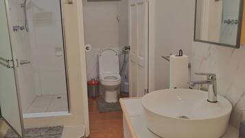 Apartment, 1 Bedroom, Smoking | Bathroom