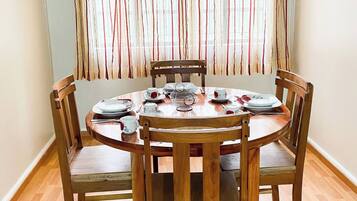 Apartment, 1 Bedroom, Smoking | Dining room