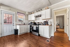 Een microgolfoven, een oven, een kookplaat