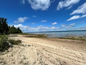 Beach - 3-bedroom house on the beautiful Lake Huron, perfect for a relaxing getaway (Cheboygan)