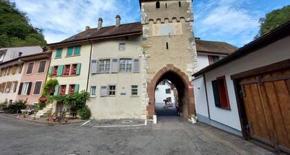 Charakteristisches Cottage aus dem 18. Jh, Geschäft, Wandergruppen, Familien