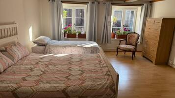 2 bedrooms, desk, iron/ironing board, free WiFi