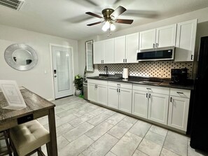 Jääkaappi, mikroaaltouuni, liesi, kahvin-/teenkeitin