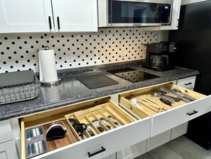 Jääkaappi, mikroaaltouuni, liesi, kahvin-/teenkeitin