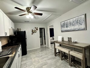 Jääkaappi, mikroaaltouuni, liesi, kahvin-/teenkeitin