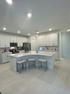 Microwave, oven, stovetop, dishwasher - High Vibe beautifully furnished home 15 min. to  Naples beaches & so much more (Naples)