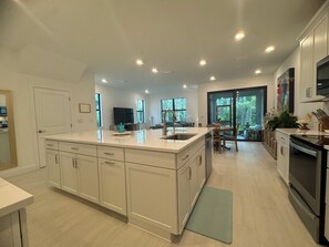 Microwave, oven, stovetop, dishwasher - High Vibe beautifully furnished home 15 min. to  Naples beaches & so much more (Naples)