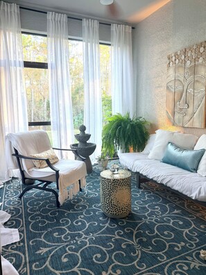 TV - High Vibe beautifully furnished home 15 min. to  Naples beaches & so much more (Naples)