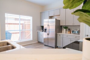 Een koelkast, een magnetron, een oven, een kookplaat