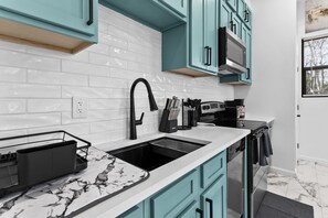Microwave, oven, stovetop, dishwasher - Modern Luxury Tiny House with Hot Tub – Atlanta (East Point)