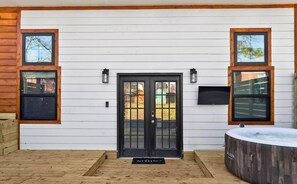 Outdoor spa tub - Modern Luxury Tiny House with Hot Tub – Atlanta (East Point)