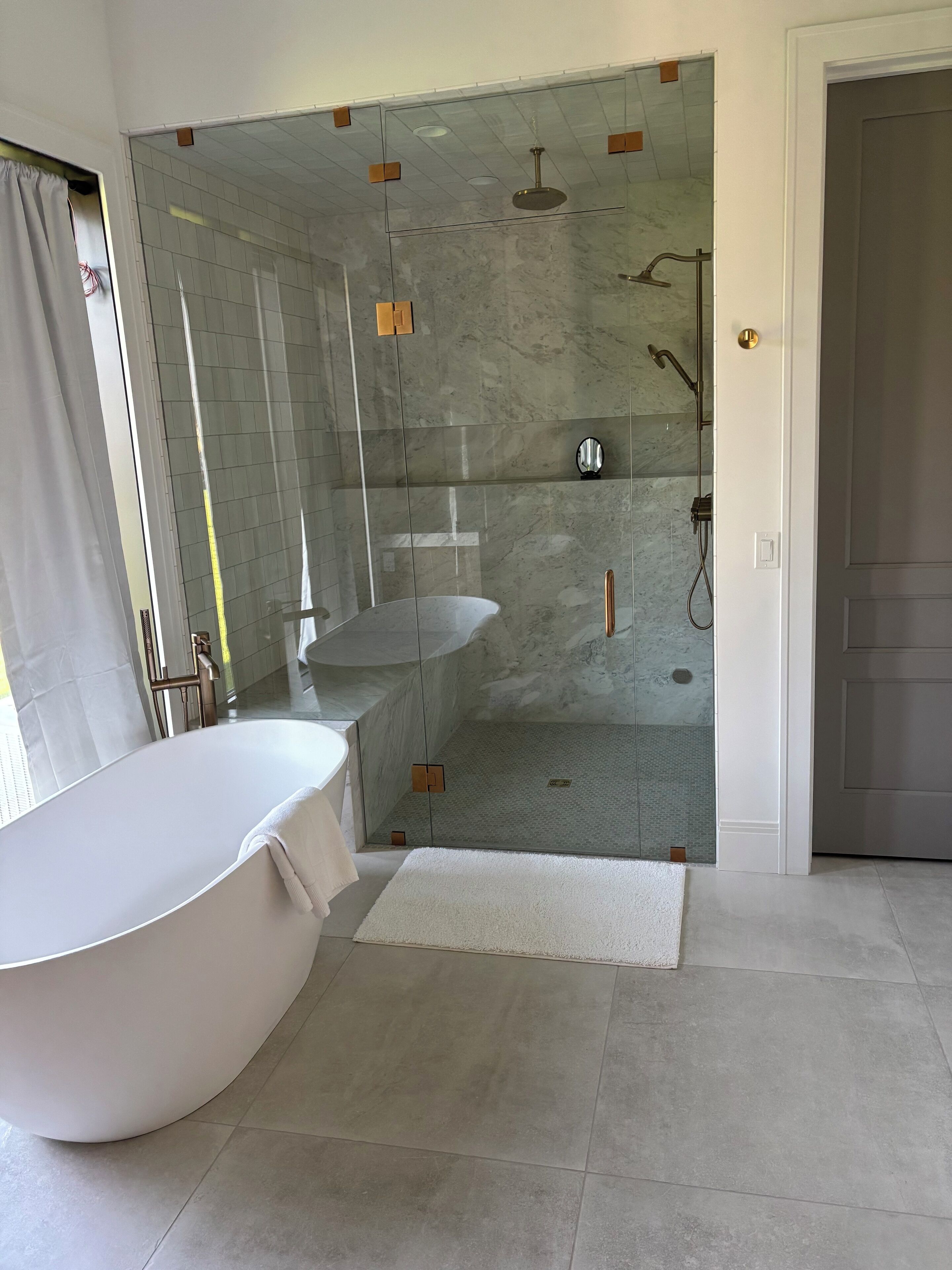 Douche, sèche-cheveux, bidet, serviettes fournies