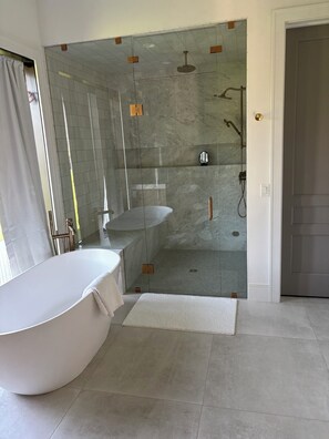 Shower, hair dryer, bidet, towels