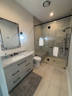 Douche, sèche-cheveux, bidet, serviettes fournies