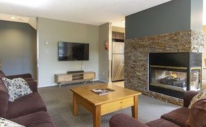 TV, fireplace - Blackcomb. 3-bedroom condo near the gondola. 2 garage spaces. (Whistler)
