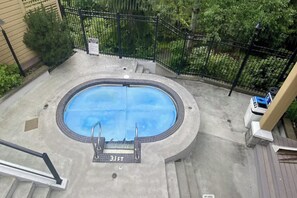 Pool - Blackcomb. 3-bedroom condo near the gondola. 2 garage spaces. (Whistler)