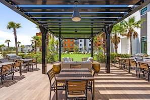 Outdoor dining - Luxurious 2 BR in Lakewood Ranch, Water Views (Bradenton)