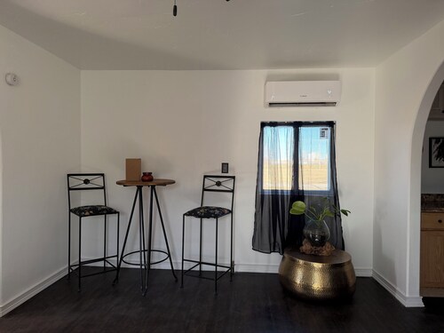 Cozy 2-Bedroom House close to highways and The Gathering Place