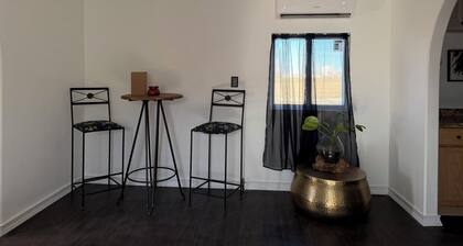 Cozy 2-Bedroom House close to highways and The Gathering Place