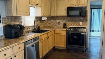 Microondas, horno, parrilla de estufa y lavavajillas