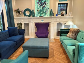 Living area - THE DREAM & SOLITUDE SUITE–QUIET TWO-ROOM STAY FOR WOMEN (Indianapolis)