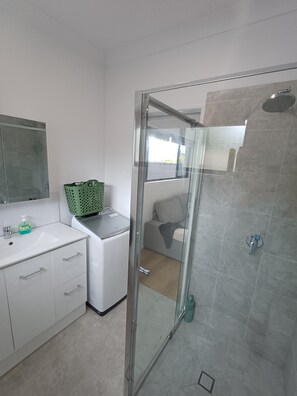Dusche, Handtücher, Seife, Toilettenpapier
