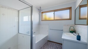 Shower - Lohr Beach House - Surf Side (Inverloch)
