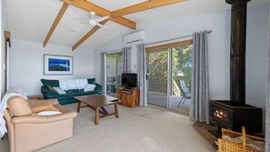 Smart TV, fireplace, video games, DVD player - Lohr Beach House - Surf Side (Inverloch)