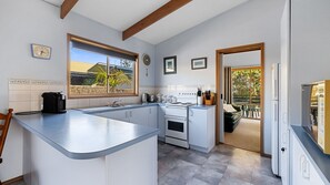 Jääkaappi, mikroaaltouuni, uuni, liesi