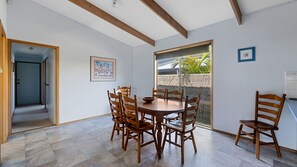 Dining - Lohr Beach House - Surf Side (Inverloch)