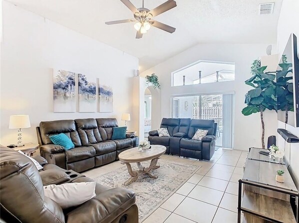 Smart-TV, Videospiele, Tischtennisplatte