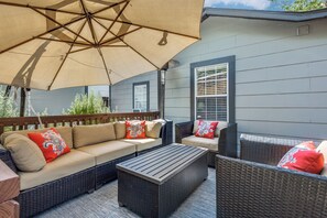Terrace/patio - Walkable Downtown Cottage  2 King Beds & Deck (McKinney)