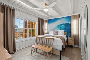 4 soverom, skrivebord, strykejern/-brett og reiseseng for barn