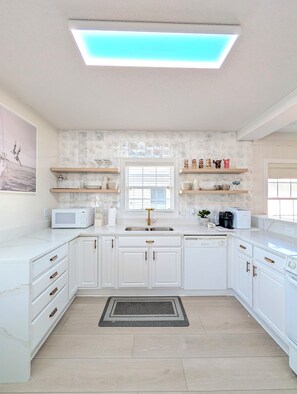 雪櫃、微波爐、焗爐、爐具