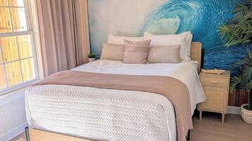 4 habitaciones, escritorio y tabla de planchar con plancha