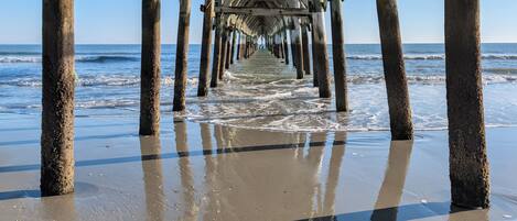 Nær stranden og solsenger