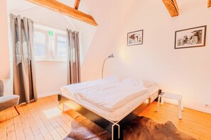 Quarto casal conforto | Escrivaninha, espaço de trabalho para notebook, Wi-Fi de cortesia