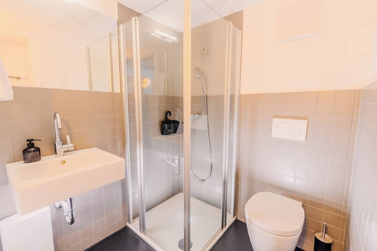 Chambre Confort double | Salle de bain | Douche, séchoir à cheveux, serviettes fournies, savon