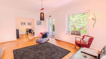 Deluxe-Apartment | Wohnbereich | Smart-TV