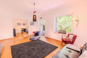 Deluxe Apartment | Living area | Smart TV - Soon Apartments by corents (Simmern)