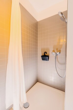 Departamento Deluxe | Baño | Regadera, secadora de cabello, toallas, jabón 