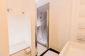 Habitación doble Confort | Baño | Regadera, secadora de cabello, toallas, jabón 